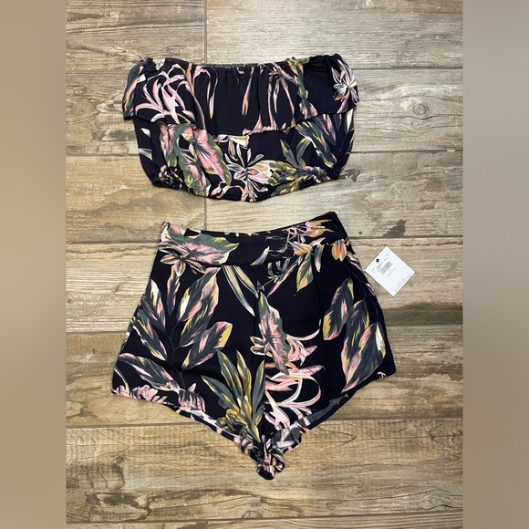 BNWT O’Neill Raven Tropical Floral Shorts - Picture 7 of 7